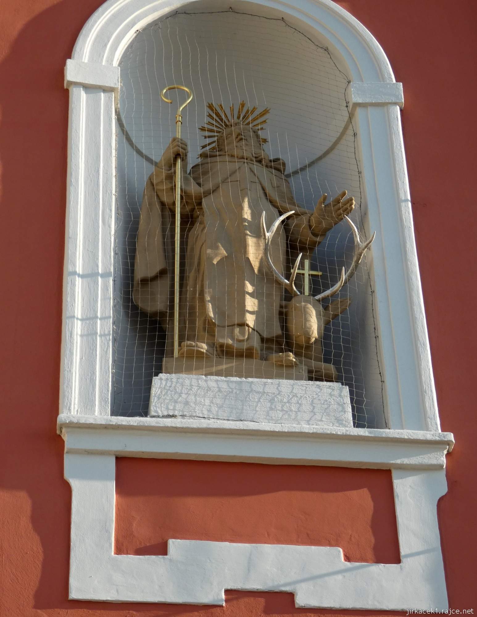 Zašová - kostel Navštívení Panny Marie 20 - průčelí - socha svatého Felixe z Valois