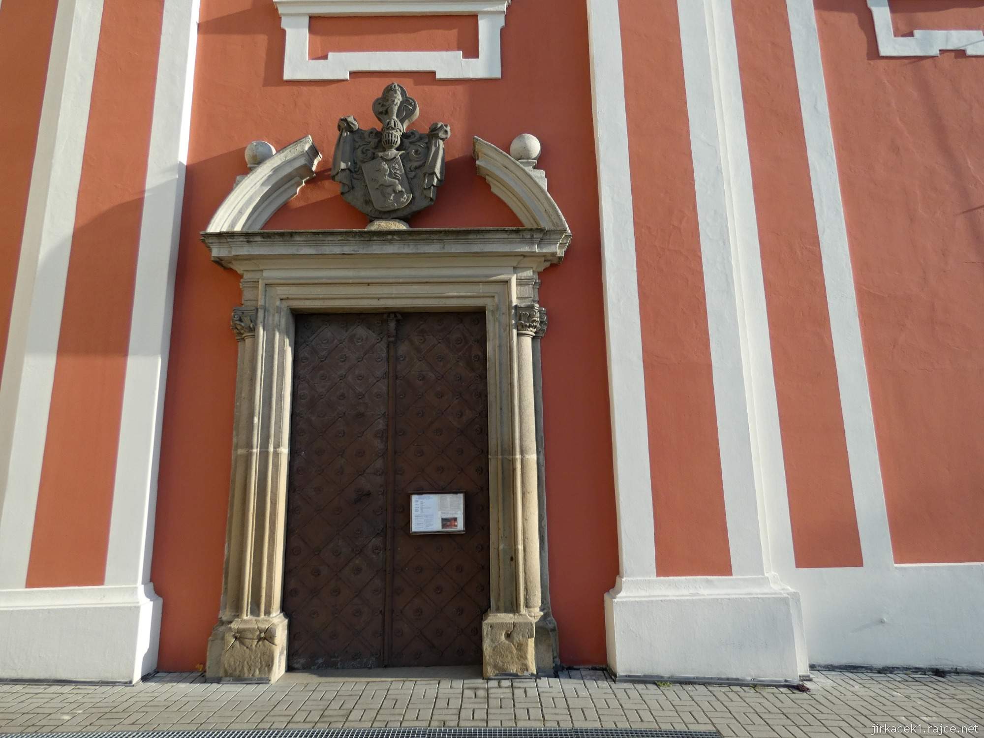 Zašová - kostel Navštívení Panny Marie 21 - průčelí - vchod s erbem Žerotínů
