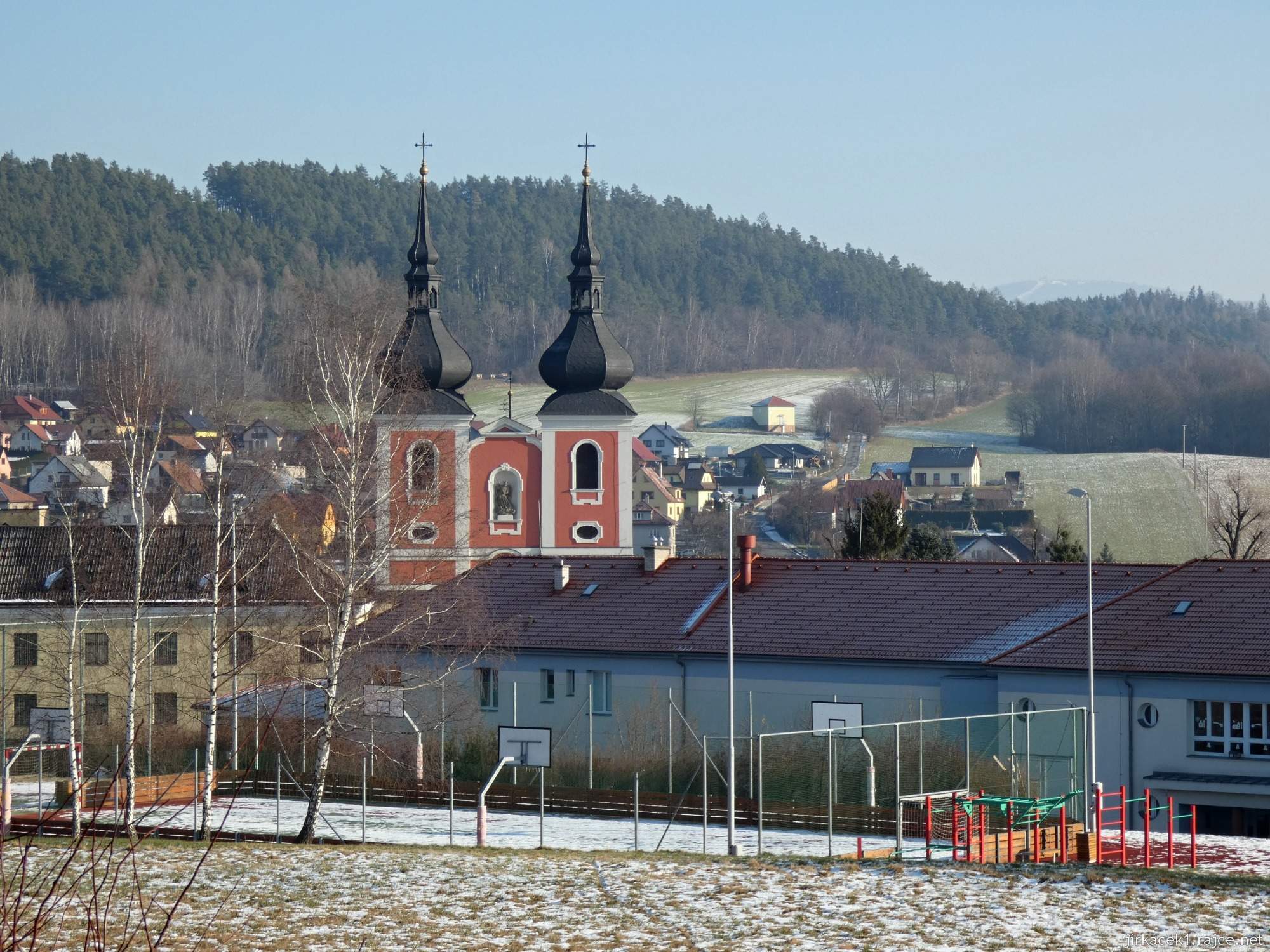 Zašová - kostel Navštívení Panny Marie 25 - pohled na věže kostela z rozhledny