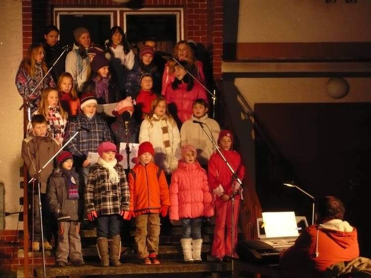 Zpívání u vánočního stromu