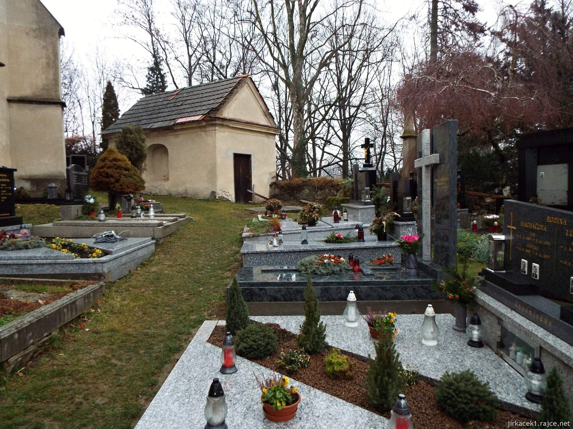 E - Fulnek - kostel Nanebevzetí Panny Marie v Jerlochovicíc​h 07 - hřbitov a márnice