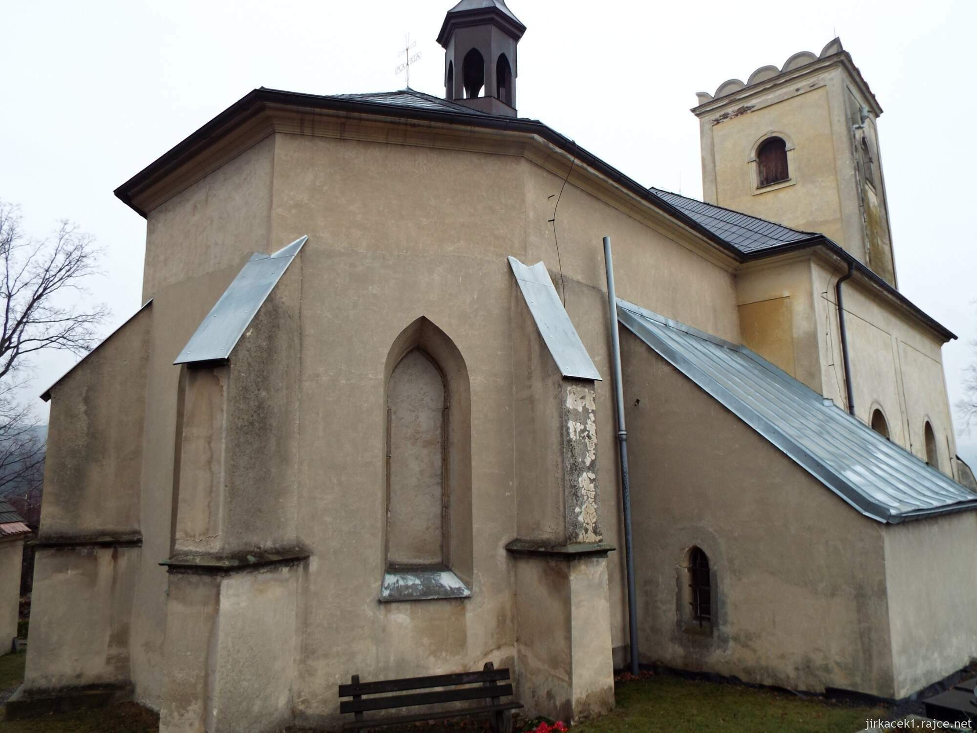 E - Fulnek - kostel Nanebevzetí Panny Marie v Jerlochovicíc​h 09 - zadní pohled