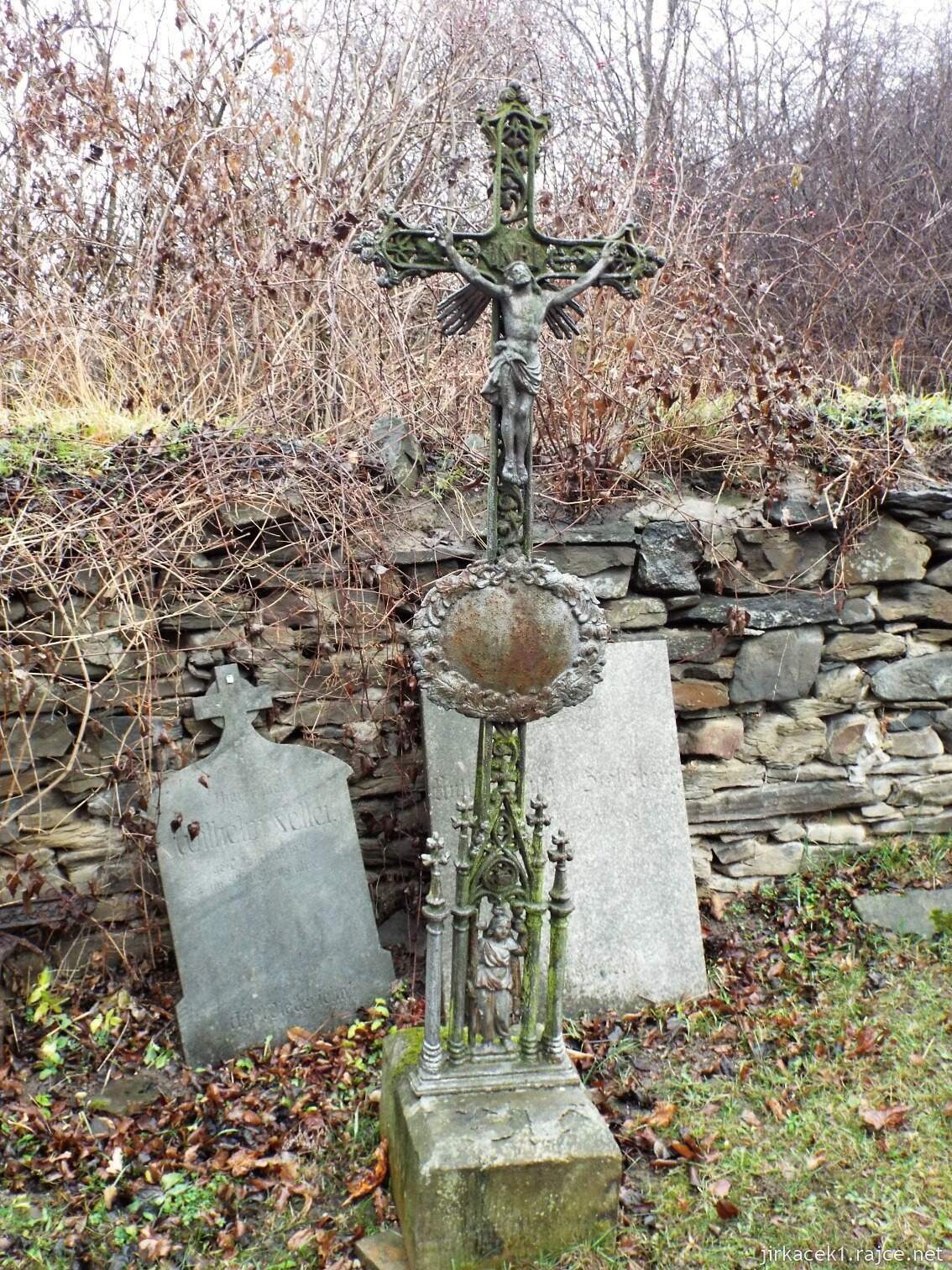 E - Fulnek - kostel Nanebevzetí Panny Marie v Jerlochovicíc​h 12 - stará kříž na hřbitově