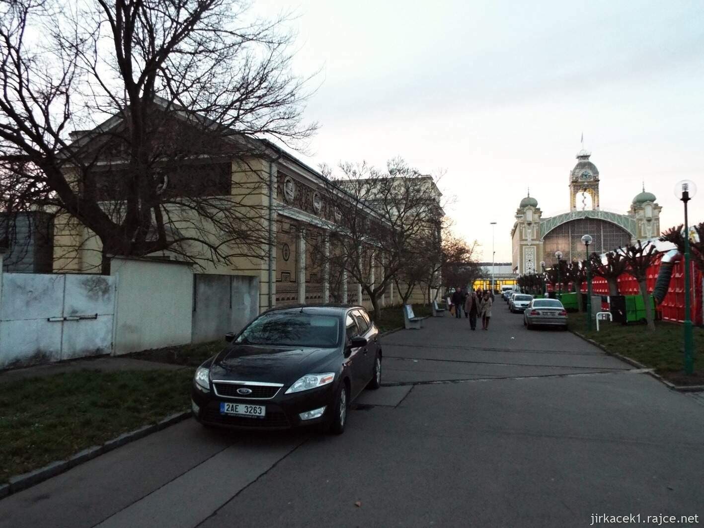 D - Praha Holešovice - výstaviště 07 - Průmyslový palác a vlevo Pavilon AVU