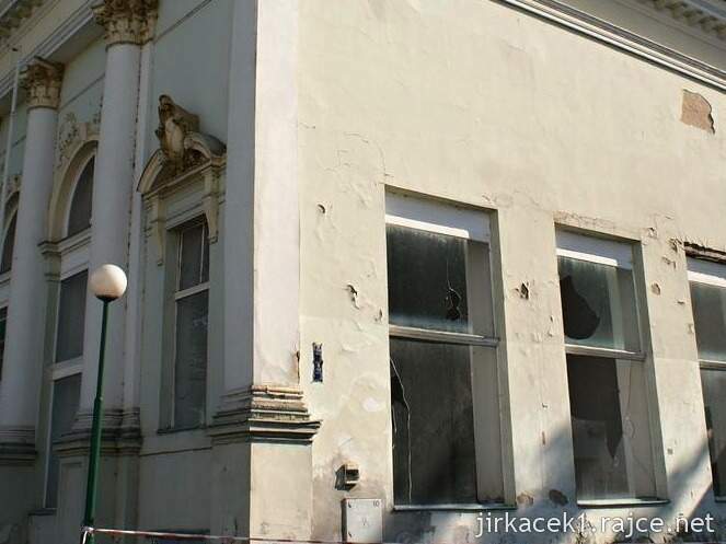 D - Praha Holešovice - výstaviště 11 - chátrající pavilon Bohemia