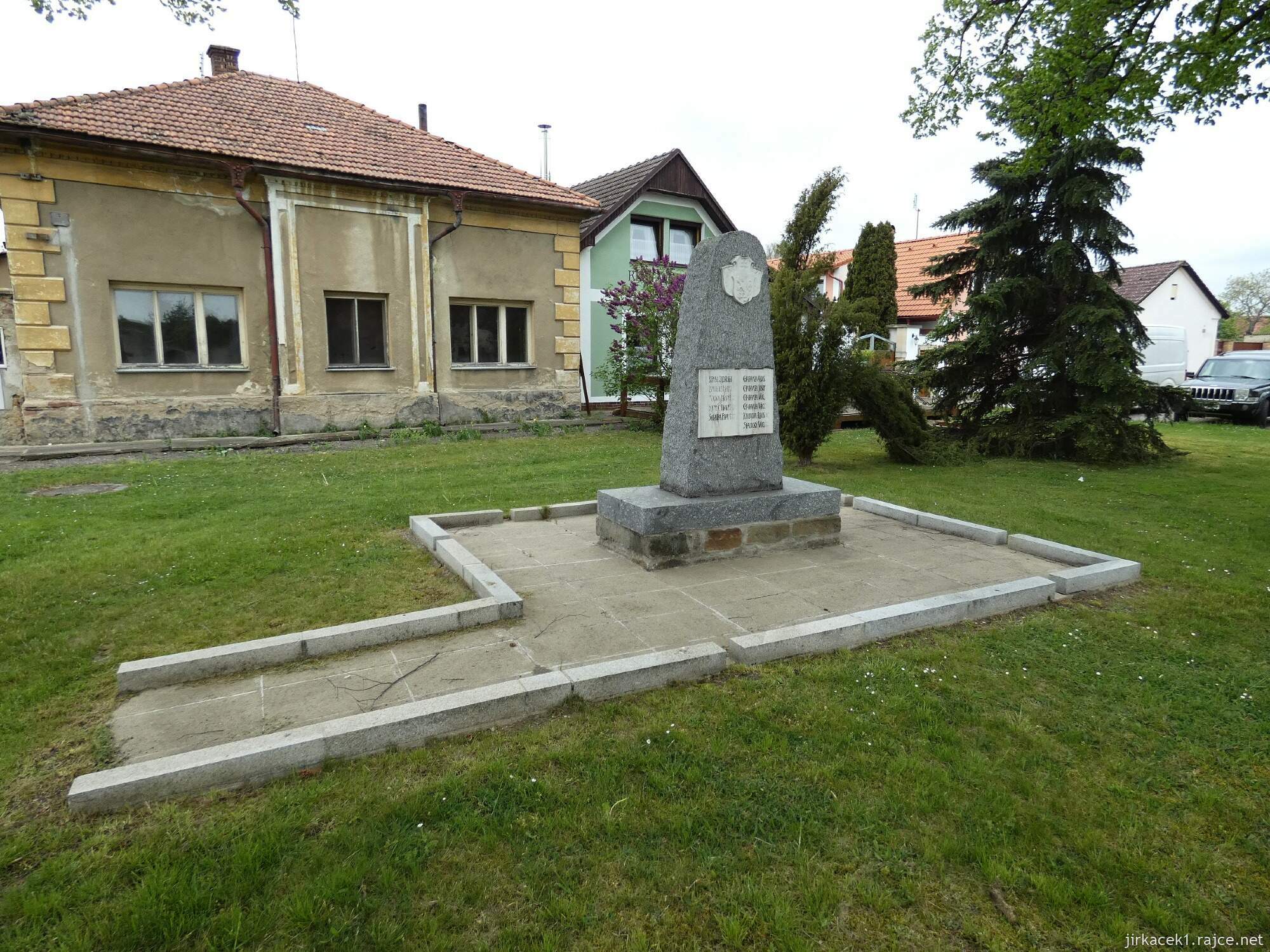 E - Starý Vestec - kaple sv. Václava 012 - Pomník obětem 1. světové války