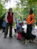 "Bezdomovec" Vašík s novou rodinou, vpravo je jeho psí kamarádka.