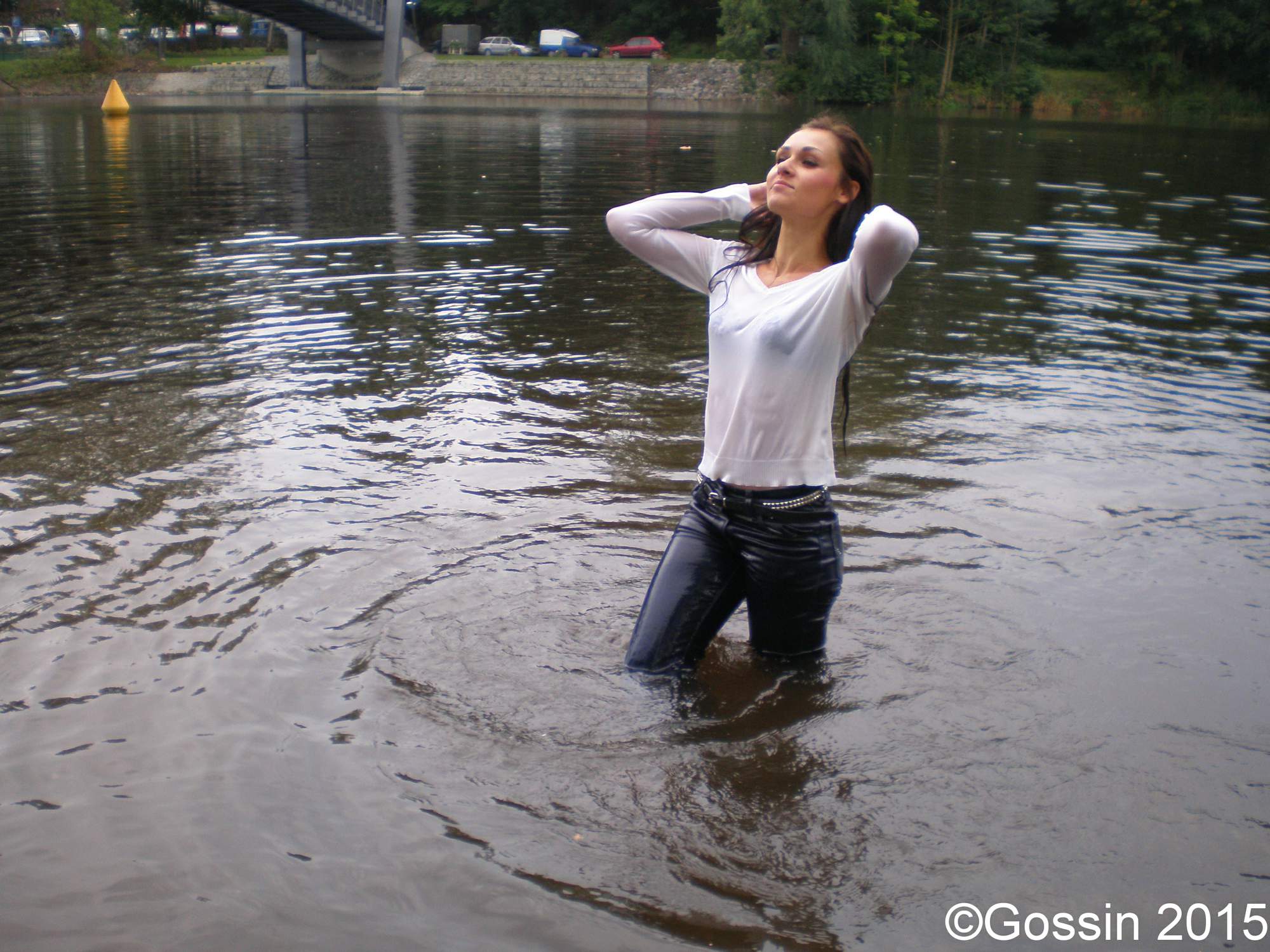 Девушки купаются в джинсах реке