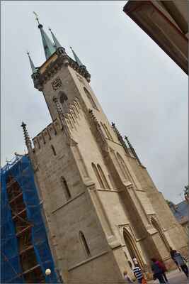 Kostel je v rekonstrukci, věž je již opískovaná. - Věž není nakloněná, jen se mi jinak nevešla celá do záběru :-)