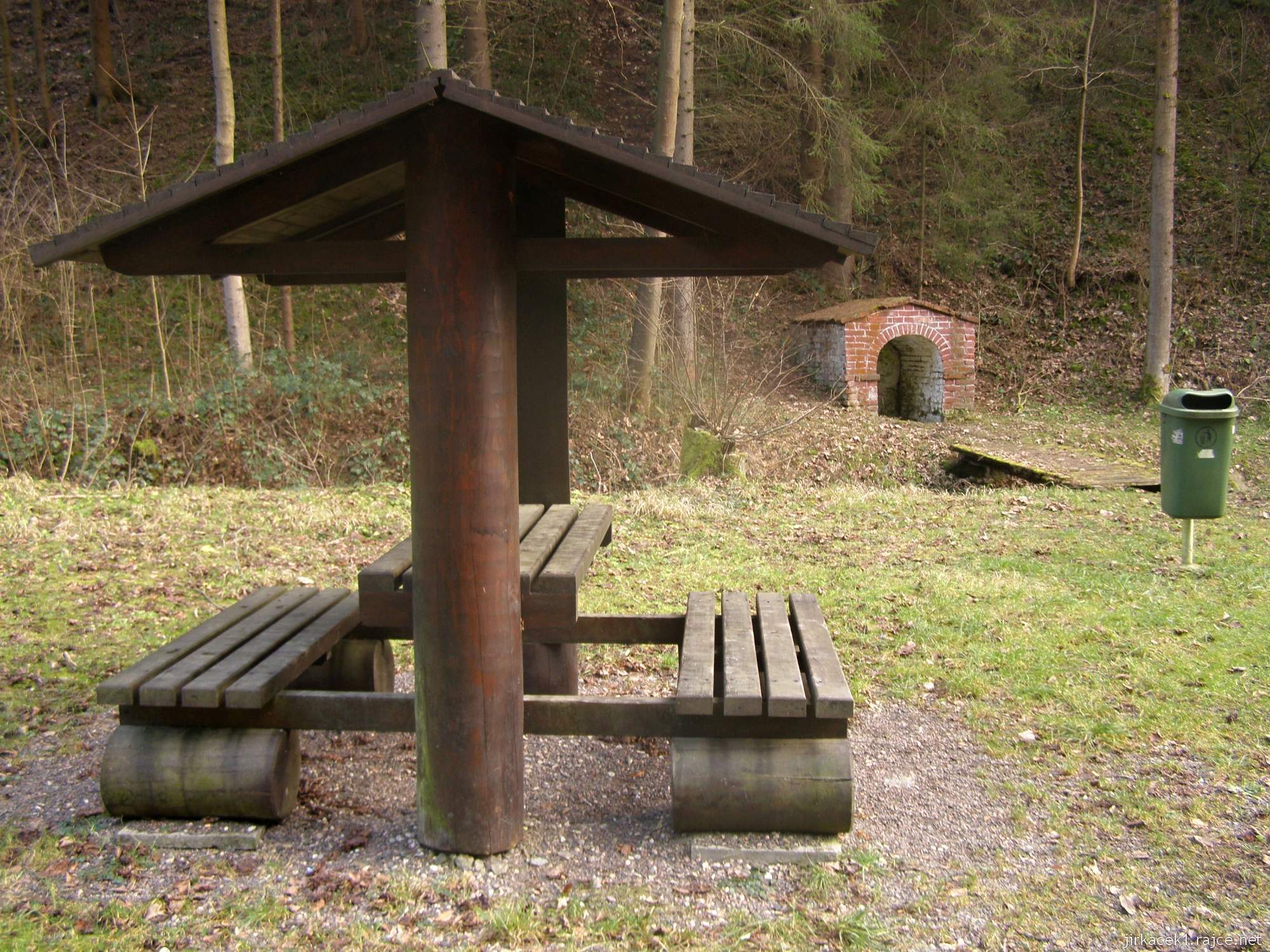 Brandýs nad Orlicí - studánka u Salabových lázní - přístřešek s posezením