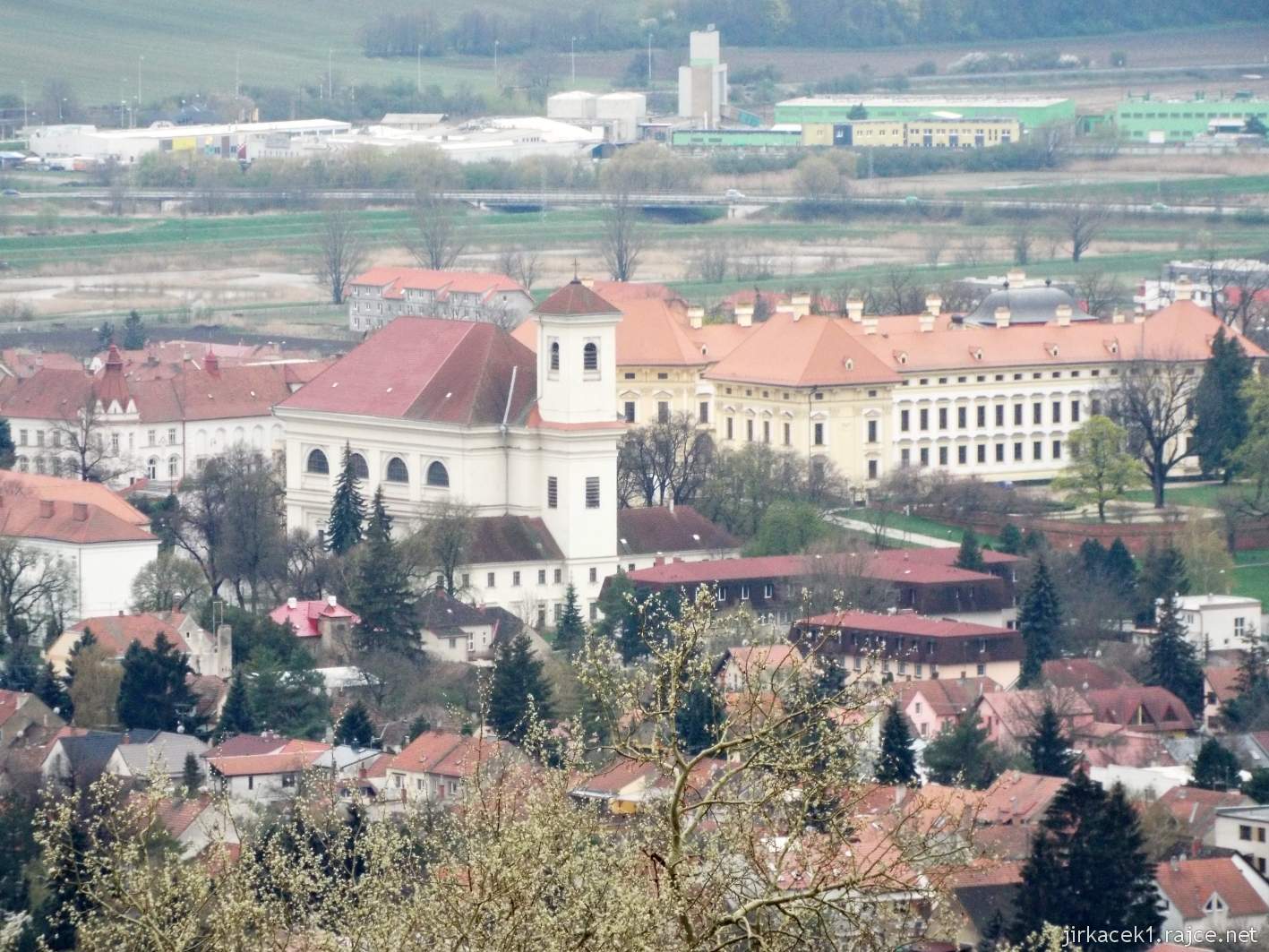 Slavkov u Brna - kostel Vzkříšení Páně - pohled na kostel od kaple svatého Urbana nad městem