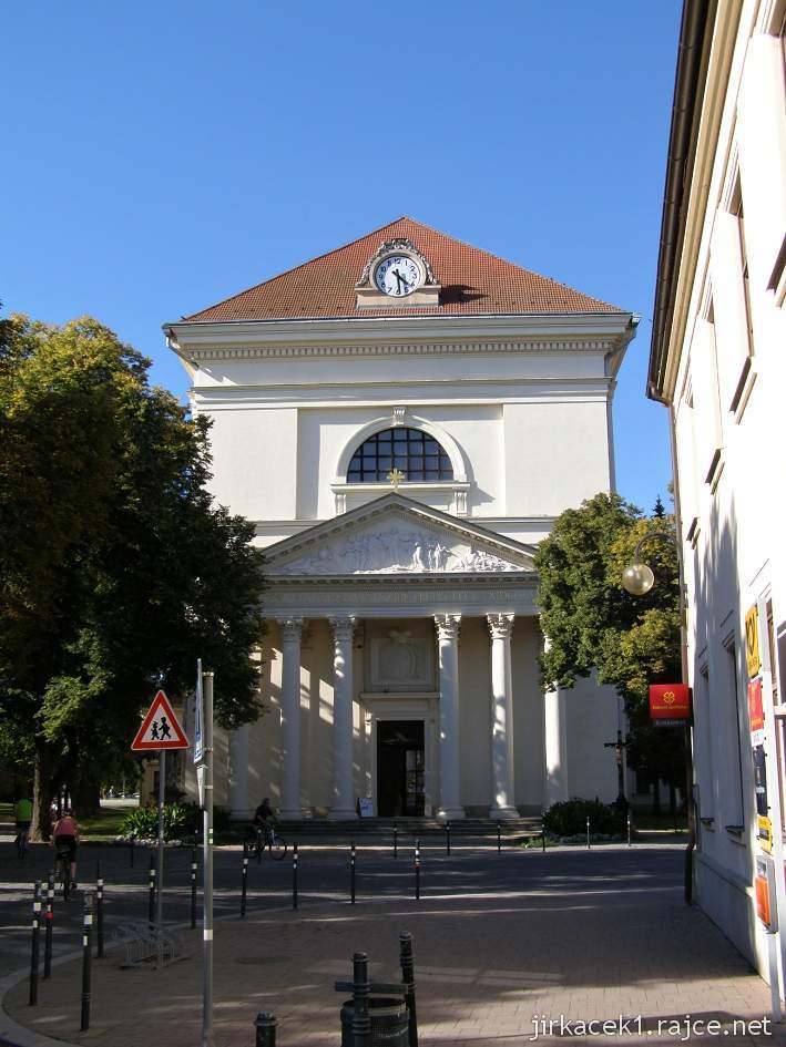 Slavkov u Brna - kostel Vzkříšení Páně a vpravo budova pošty