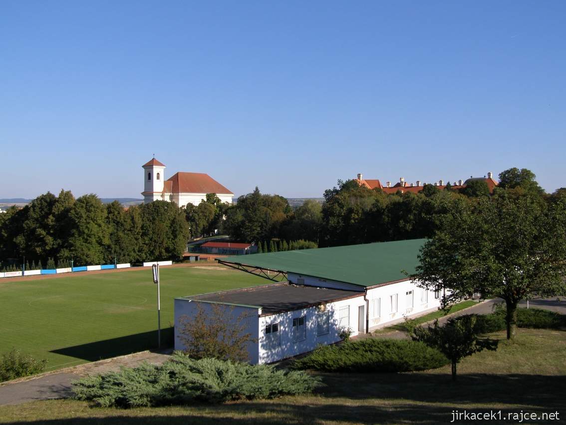 Slavkov u Brna - kostel Vzkříšení Páně - pohled na kostel z golfového hřiště