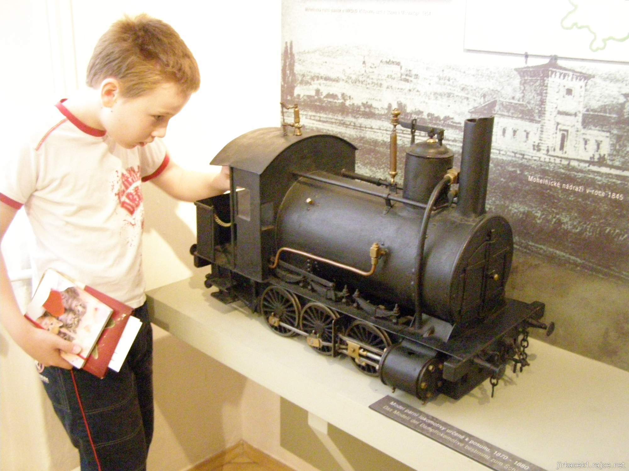 Mohelnice - městské muzeum - parní lokomotiva a podoba nádraží roku 1845