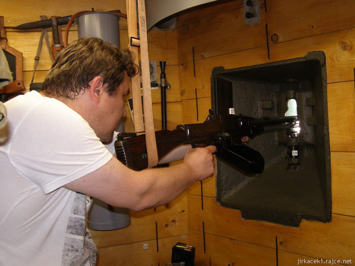 muzeum čs. opevnění Karlštejn 05 - u kulometu ve střílně