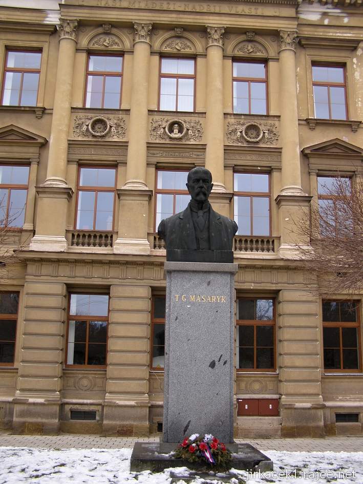 Choceň - stará škola - busta T.G. Masaryka