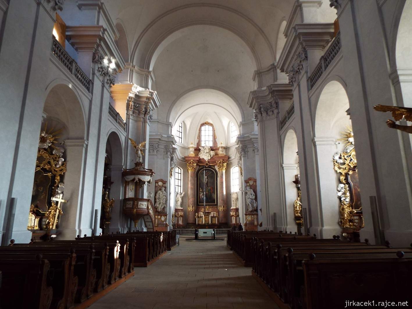 Litomyšl - chrám Nalezení sv. Kříže 10 - celkově interiér
