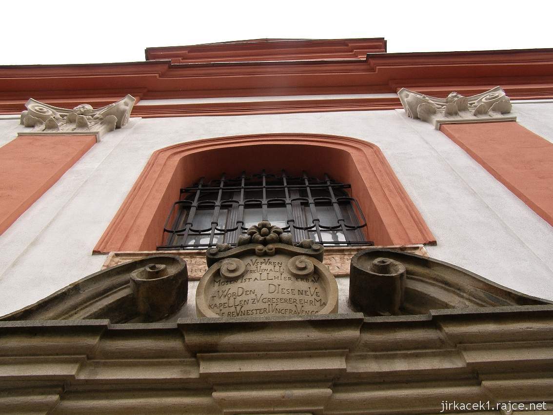 Nový Jičín - Kaple Panny Marie Bolestné (Španělská kaple) - erb nad vchodem
