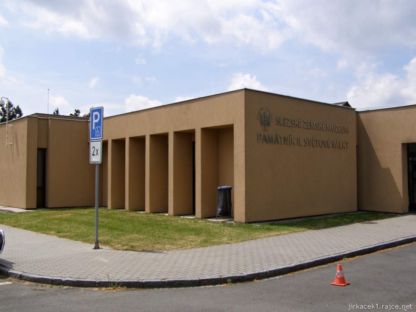 Hrabyně - Národní památník II. světové války 01 - budova muzea s pokladnou