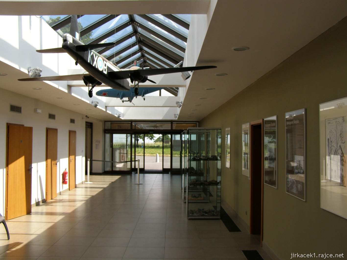 Hrabyně - Národní památník II. světové války 06 - výstava v muzeu - chodba
