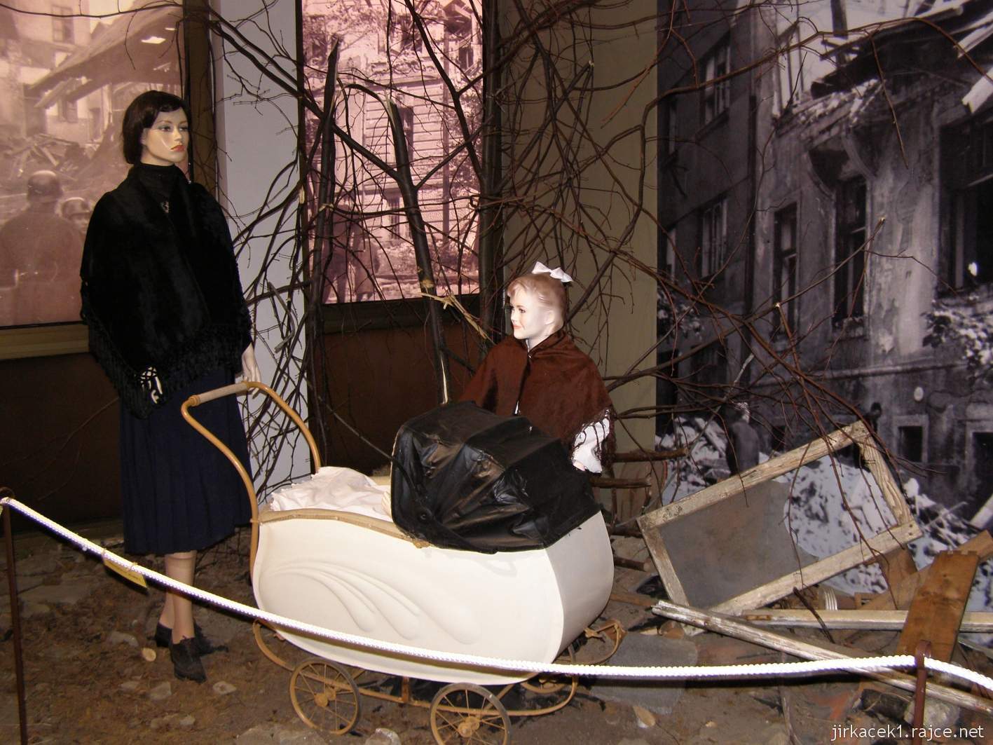 Hrabyně - Národní památník II. světové války 10 - výstava v muzeu - figuríny