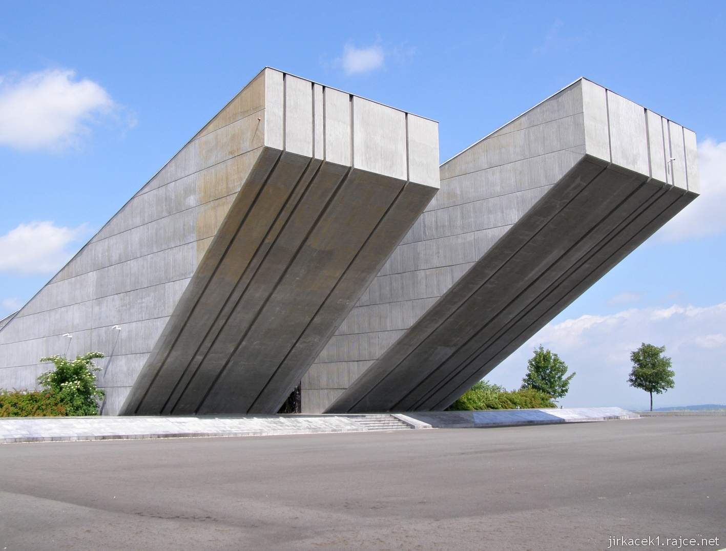Hrabyně - Národní památník II. světové války 16 - budova památníku