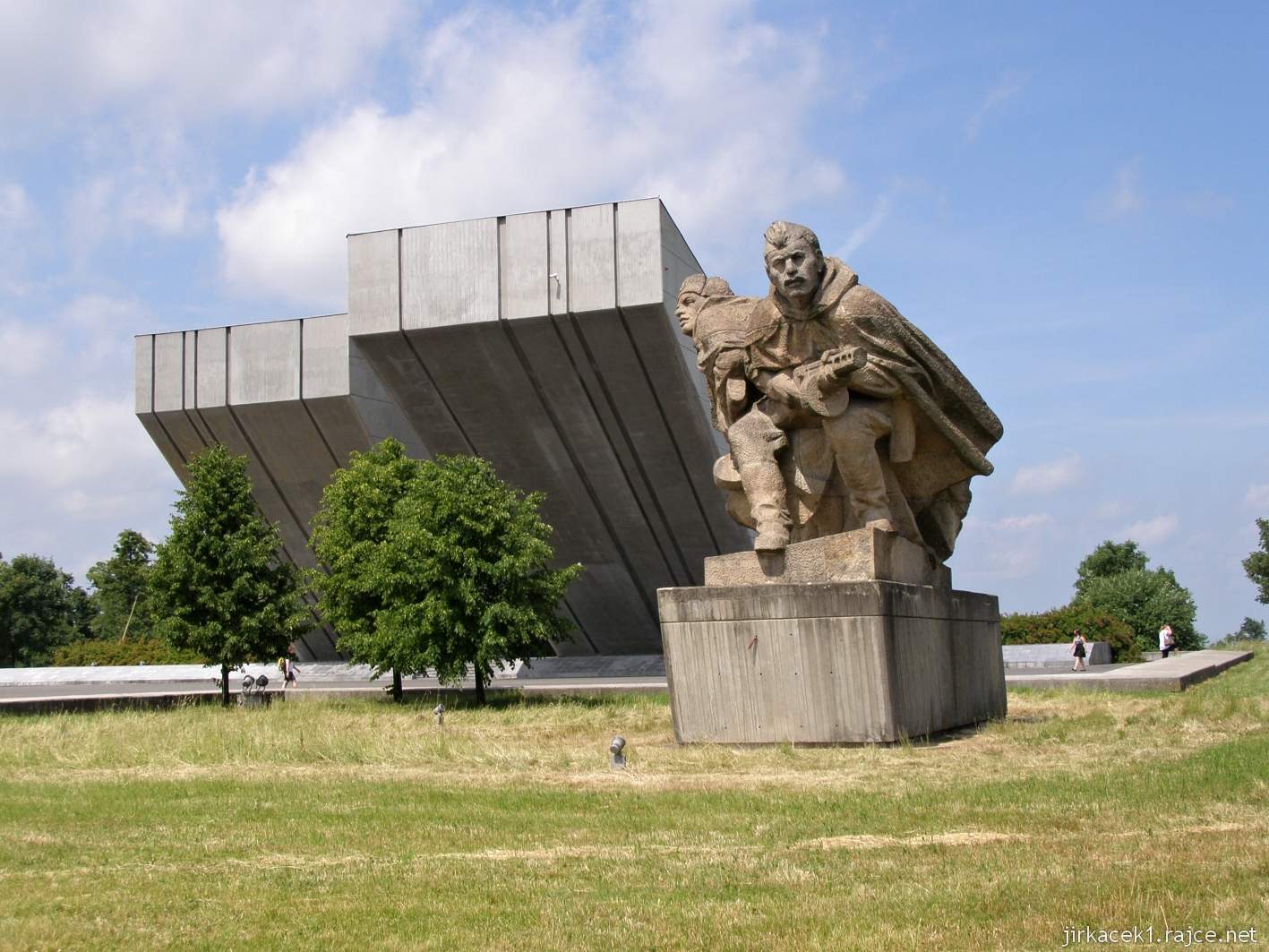 Hrabyně - Národní památník II. světové války 21 - sousoší před budovou památníku