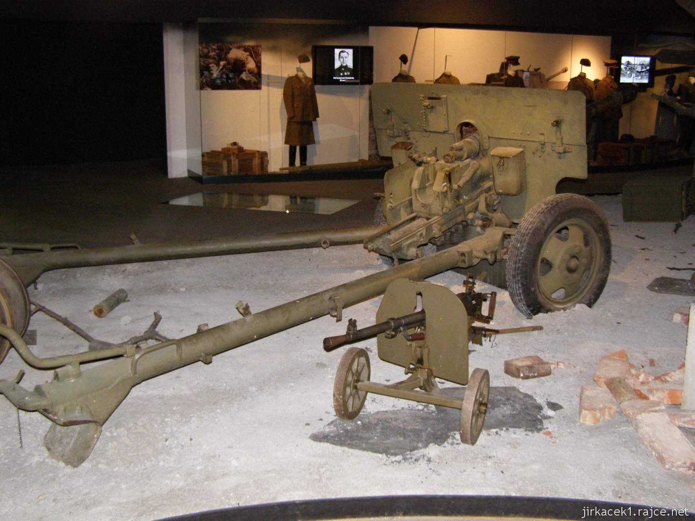 Hrabyně - Národní památník II. světové války 28 - památník - expozice