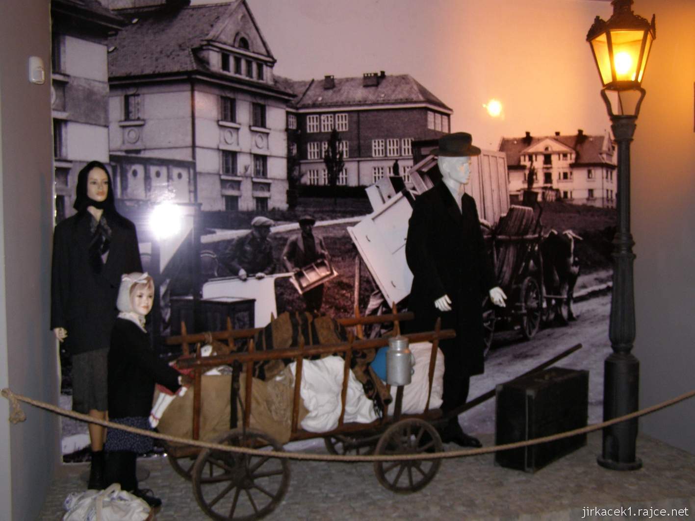 Hrabyně - Národní památník II. světové války 35 - památník - expozice