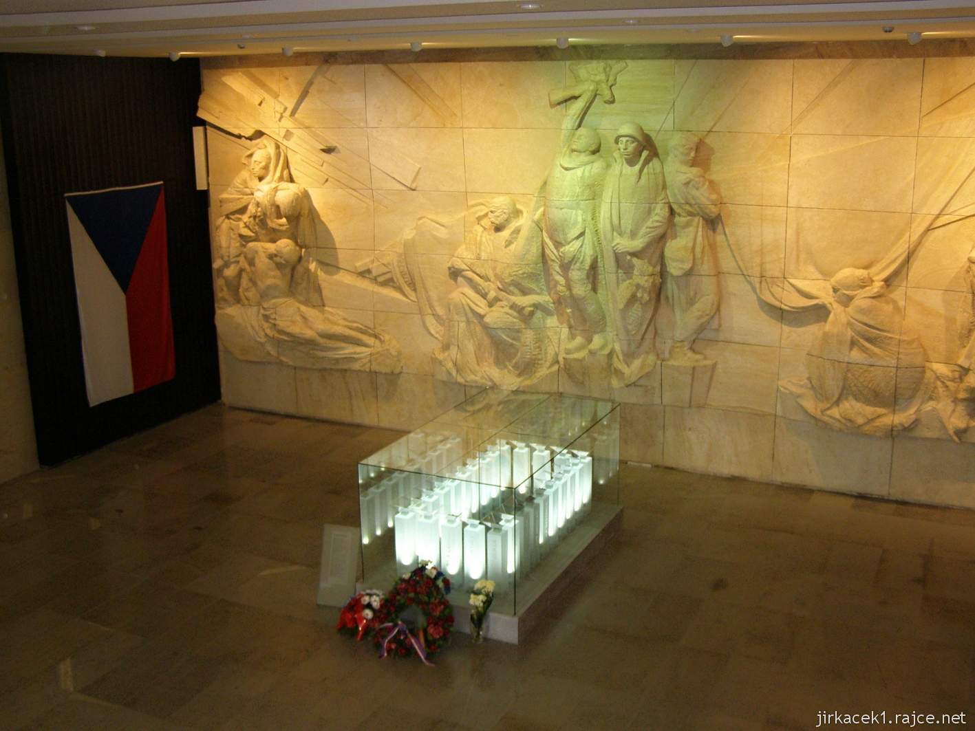 Hrabyně - Národní památník II. světové války 45 - památník - pamětní síň, v níž je centrálním objektem skleněný sarkofág s prstí z bojišť 2. světové války, koncentračních táborů a dalších míst utrpení