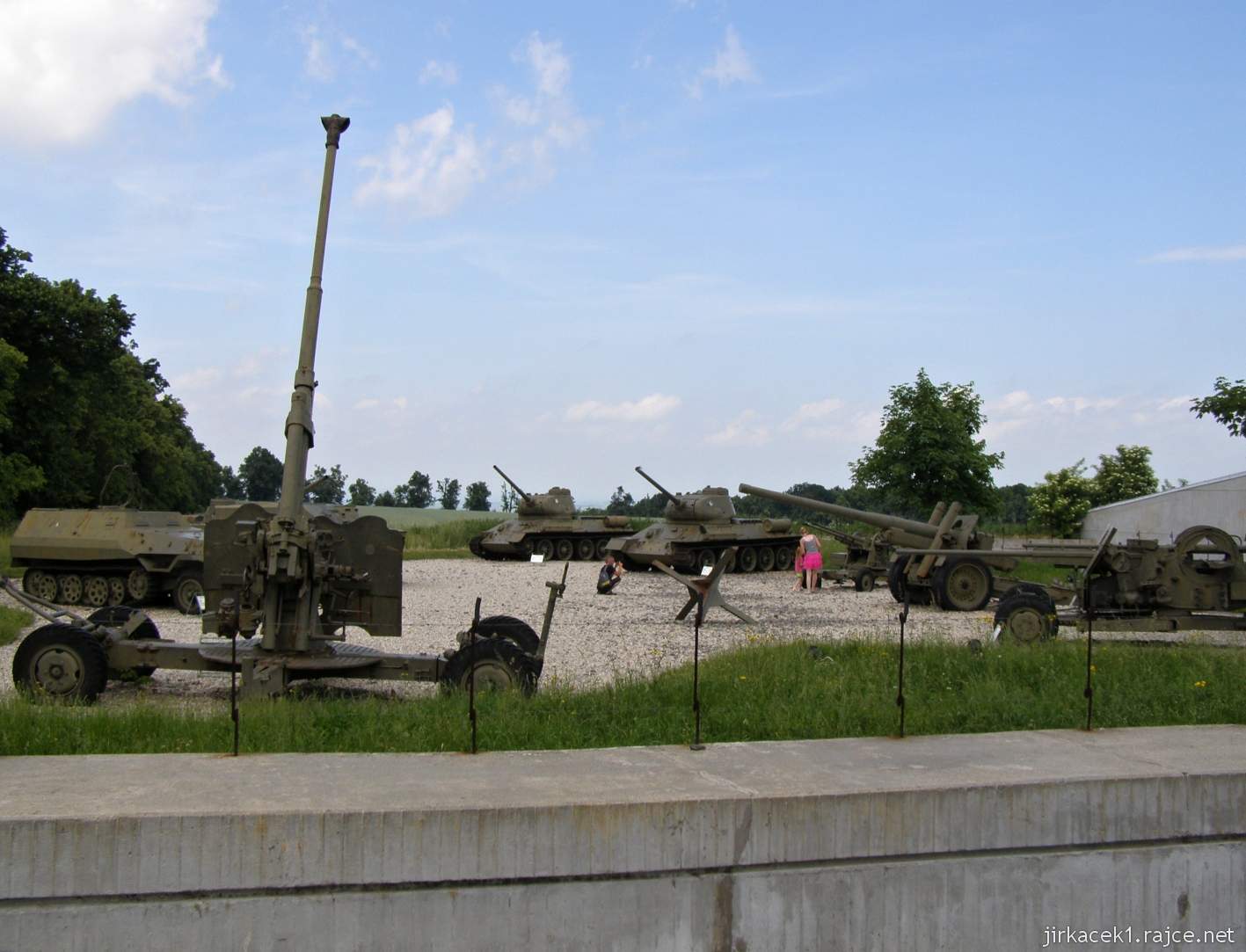 Hrabyně - Národní památník II. světové války 46 - venkovní expozice techniky - celkový pohled