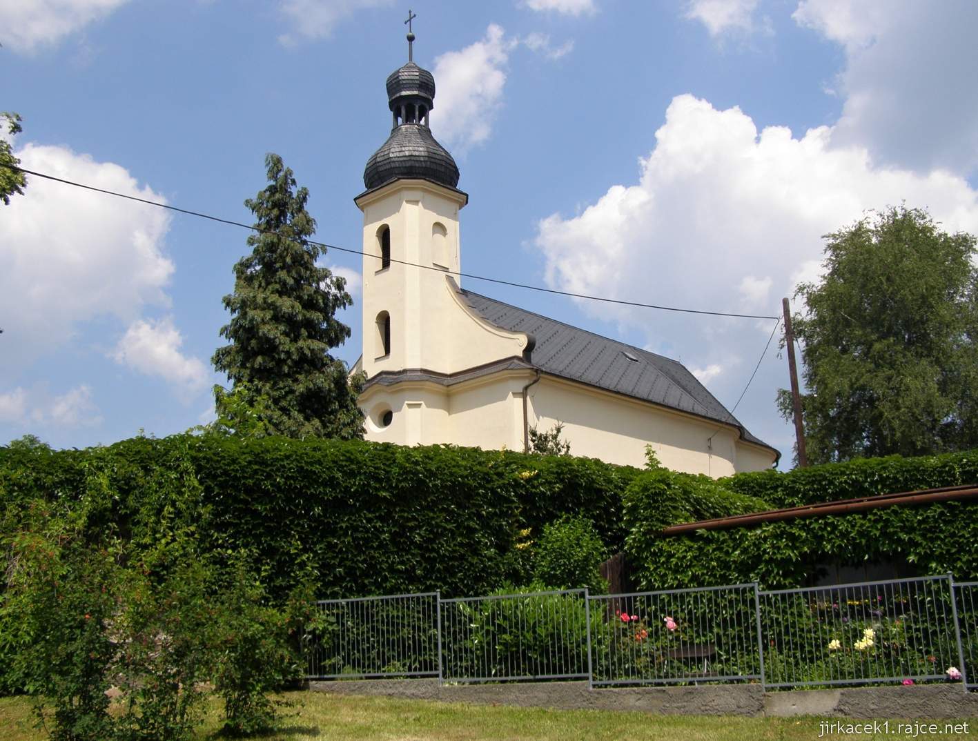 Hlučín - kostel sv. Markéty 01 - pohled z parkoviště