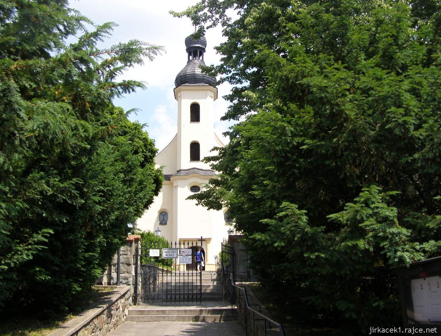 Hlučín - kostel sv. Markéty 02 - schodiště ke kostelu
