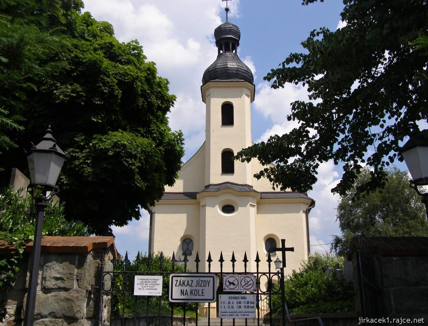 Hlučín - kostel sv. Markéty 03 - pohled od brány