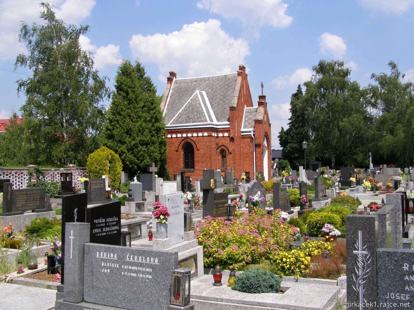 Hlučín - kostel sv. Markéty 15 - novogotická márnice na hřbitově u kostela