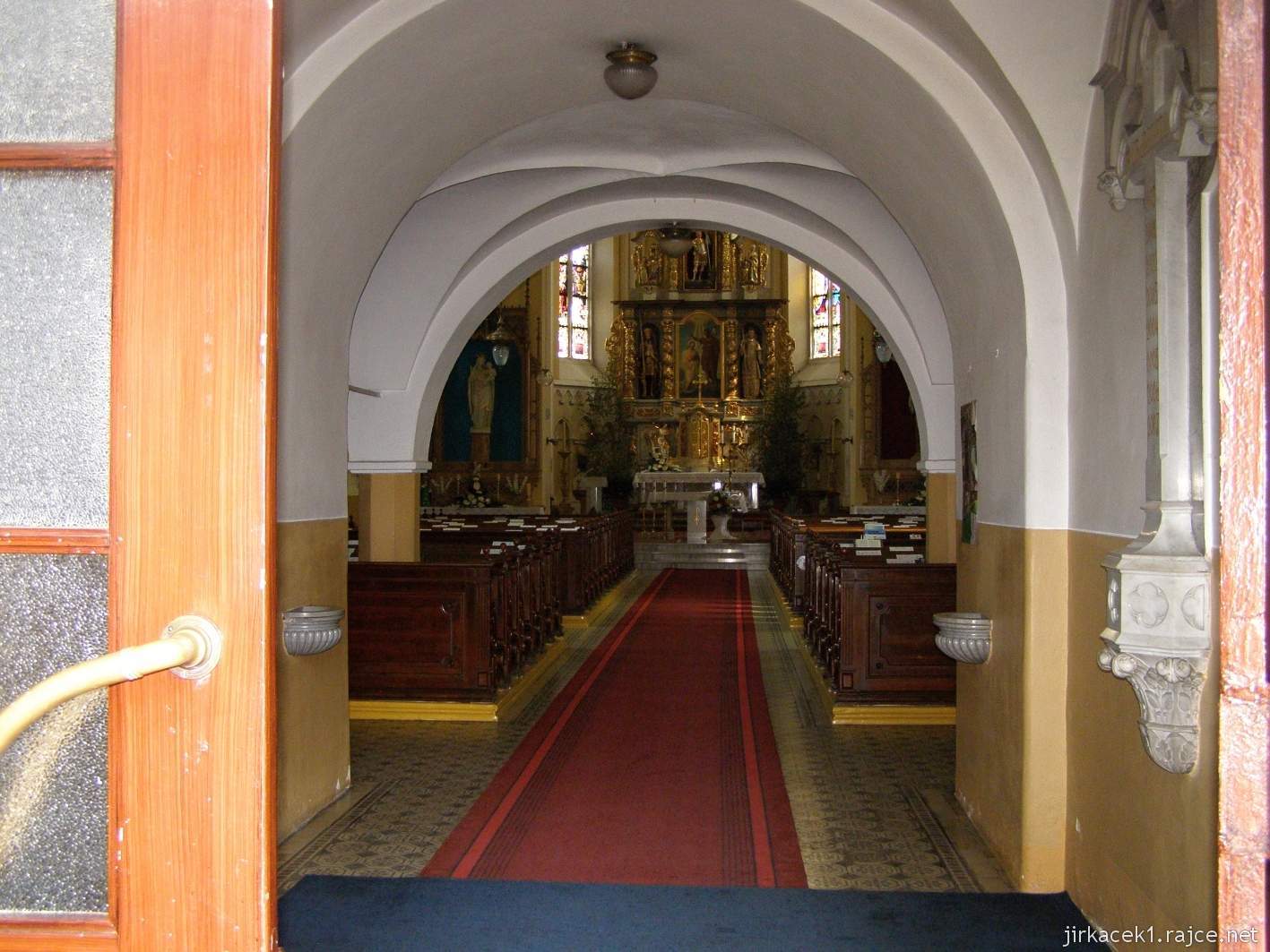 Hlučín - kostel sv. Jana Křtitele 03 - vstup do kostela