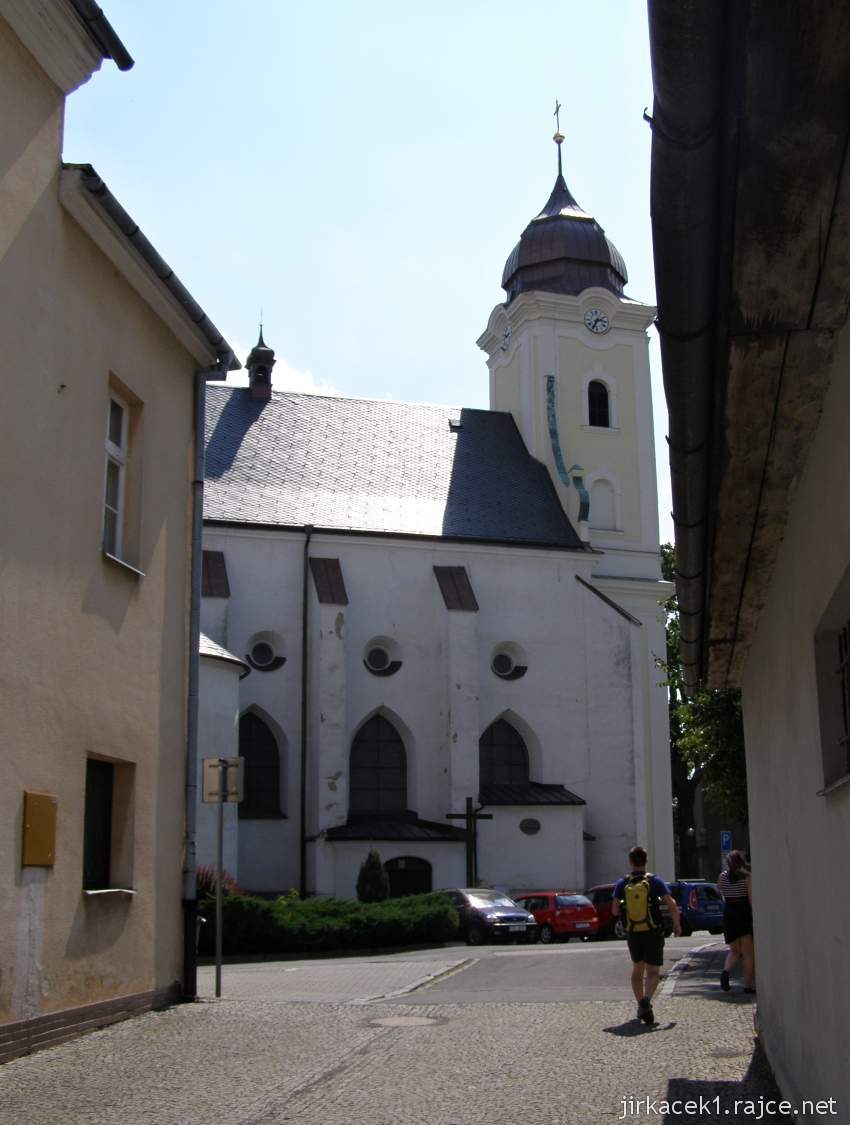 Hlučín - kostel sv. Jana Křtitele 06 - pohled z Mírového náměstí