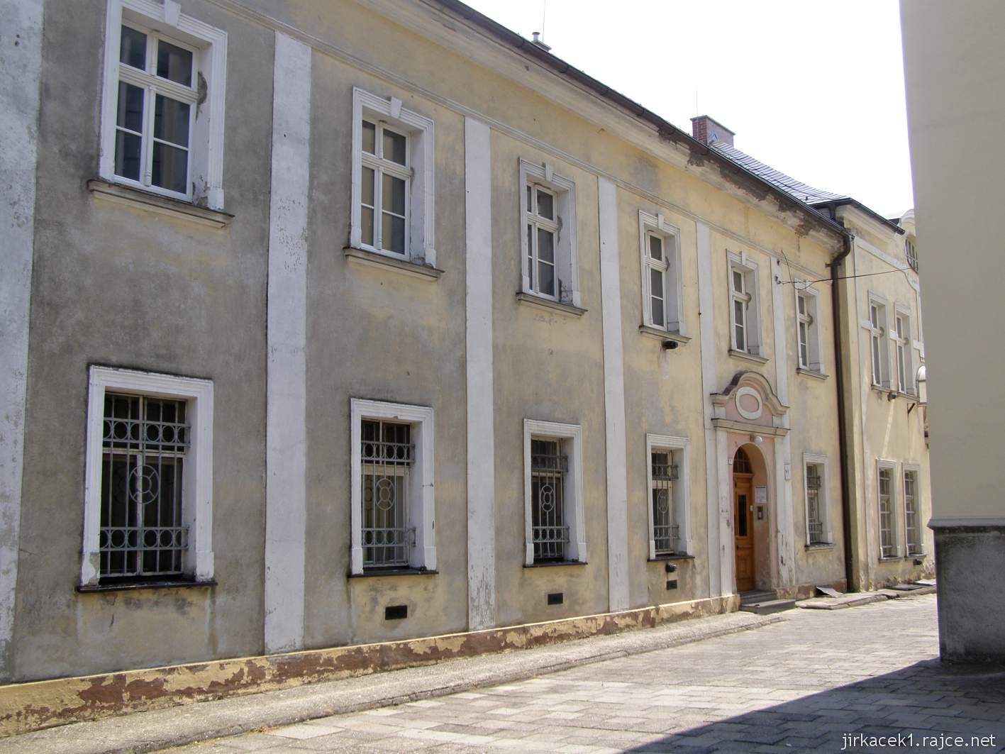 Hlučín - kostel sv. Jana Křtitele 07 - fara u kostela