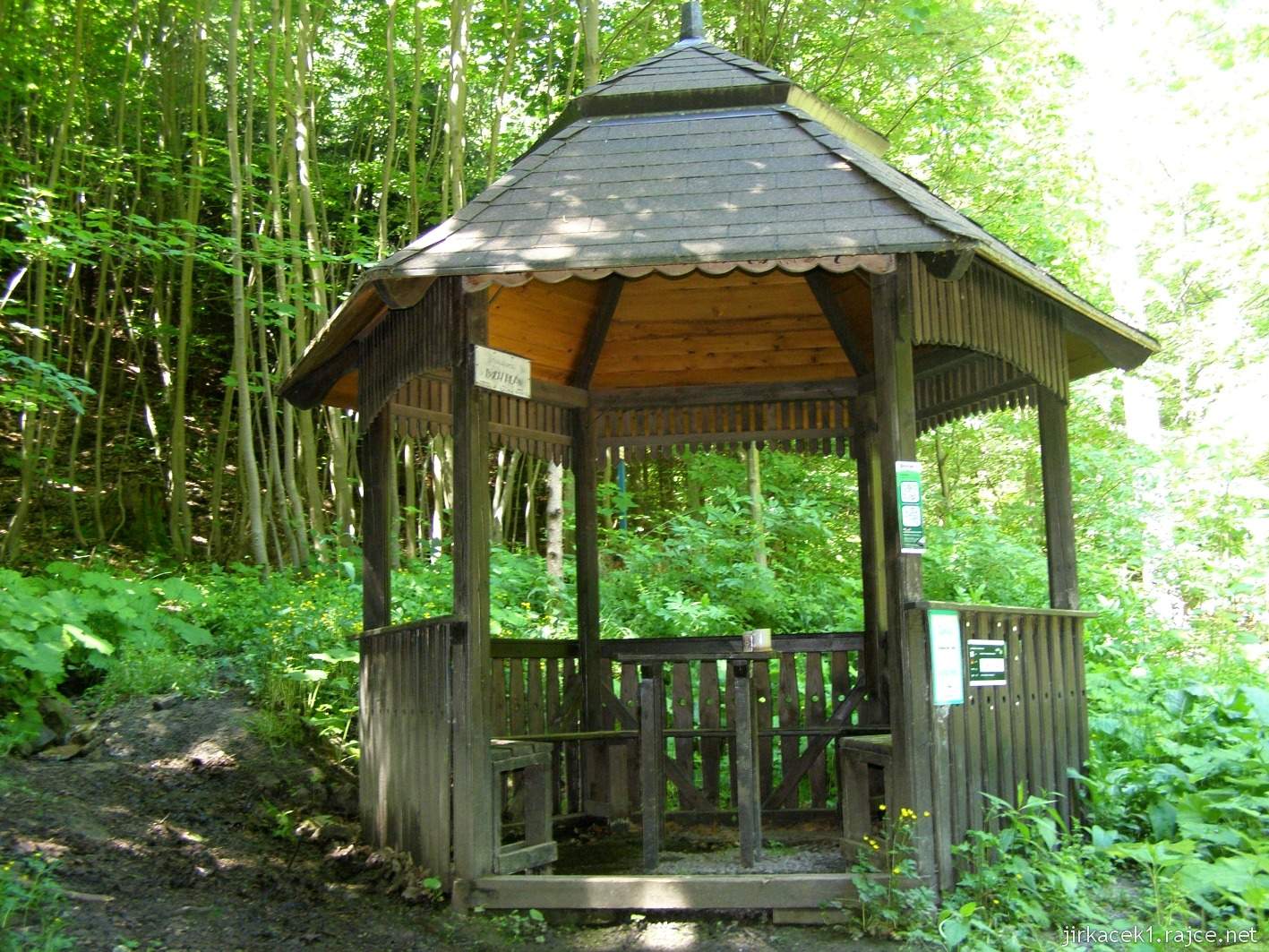 056 - studánka u Lvích hlav - altán s posezením