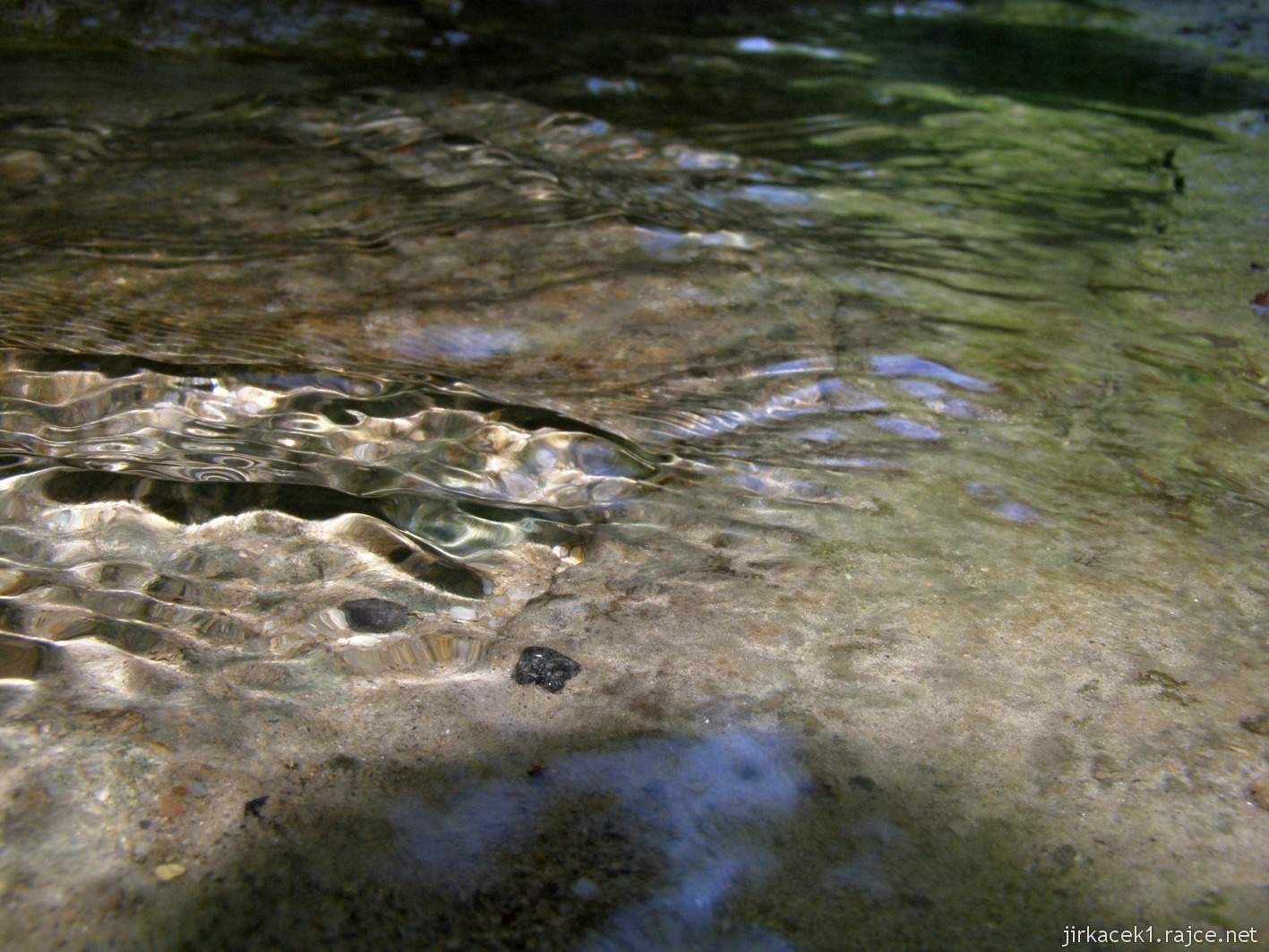 059 - studánka u Lvích hlav - odtékající voda z pramene