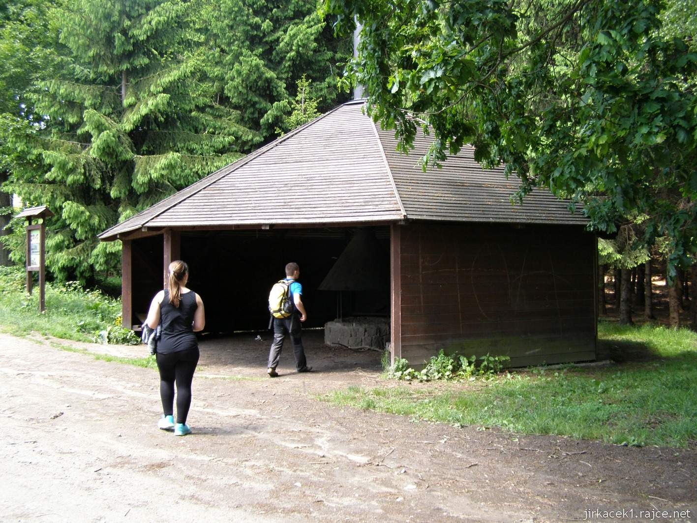 082 - hlavní cesta na Brdo - altán pod Brdem