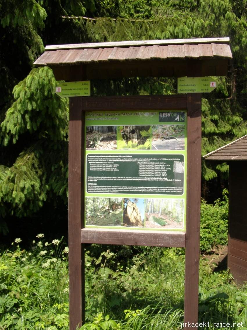 084 - hlavní cesta na Brdo - informační tabule u altánu pod Brdem