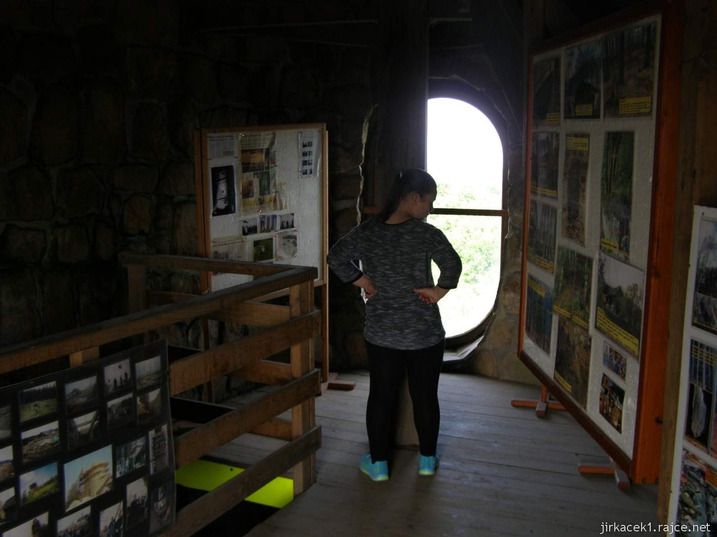 103 - rozhledna Brdo - výstava fotek uvnitř věže