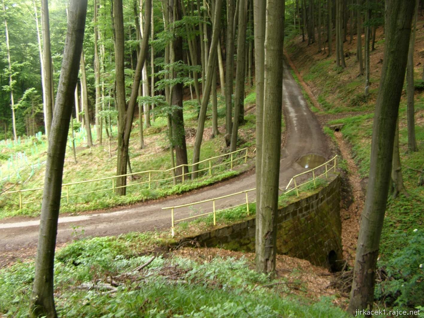 123 - cesta z rozhledny ke kapli - prudké klesání nad mostem