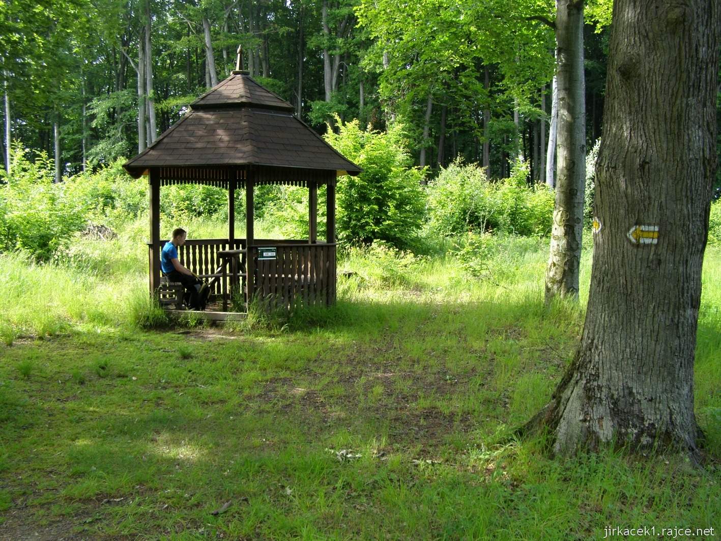 171 - cesta po žluté od kaple na Bunč - altánek na louce U habru a vyčerpaný Tomáš
