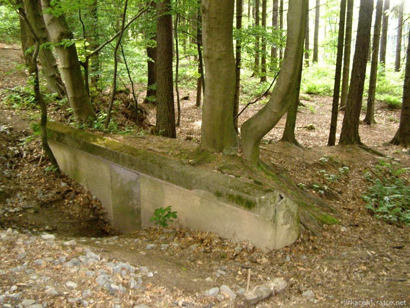 181 - hlavní cesta z Bunče na Brdo - odvodńovací kanál Hitlerovy dálnice
