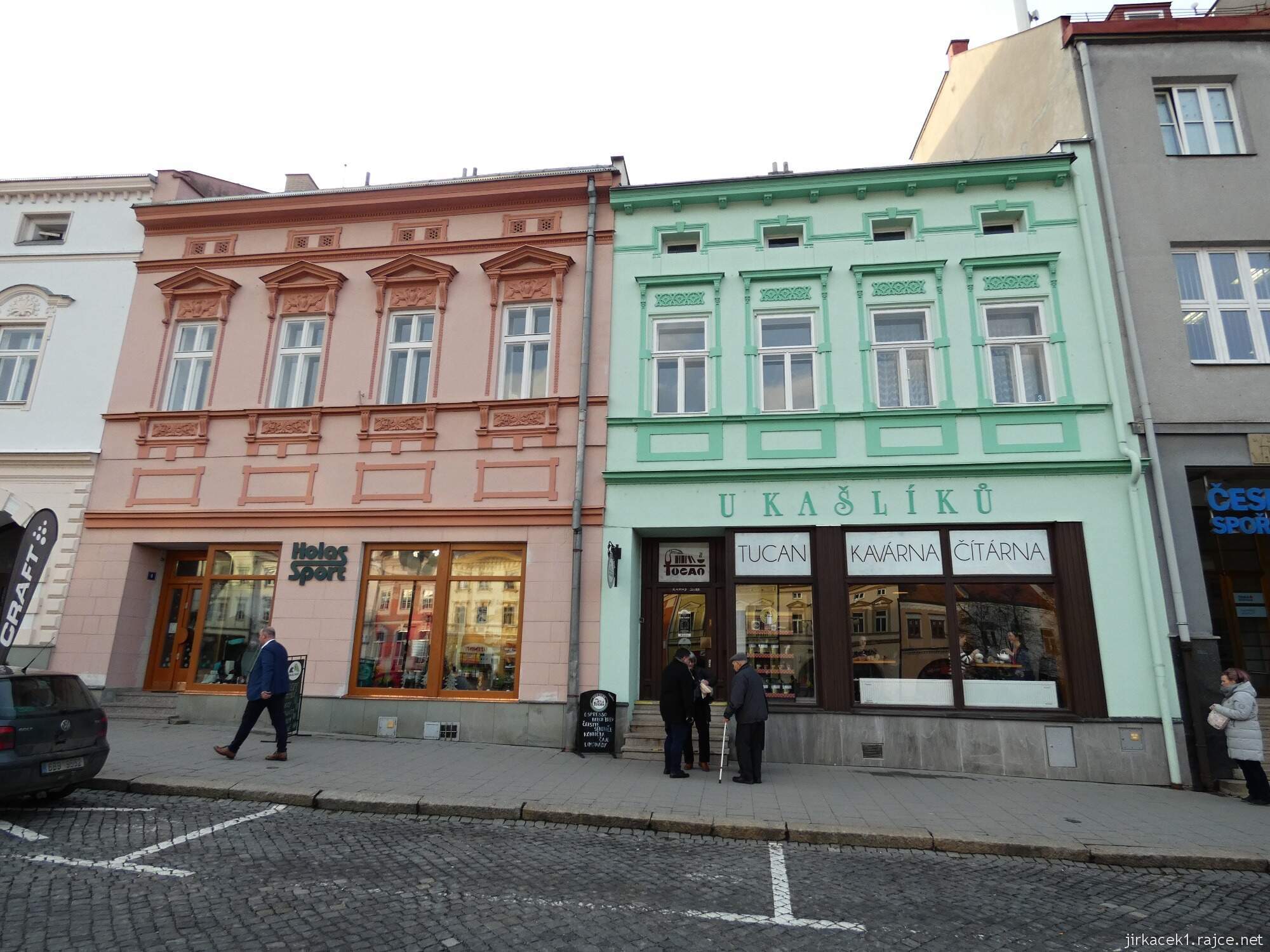 I - Valašské Meziříčí - náměstí 03 - zelený dům č.3 U Kašlíků a č.4 růžový
