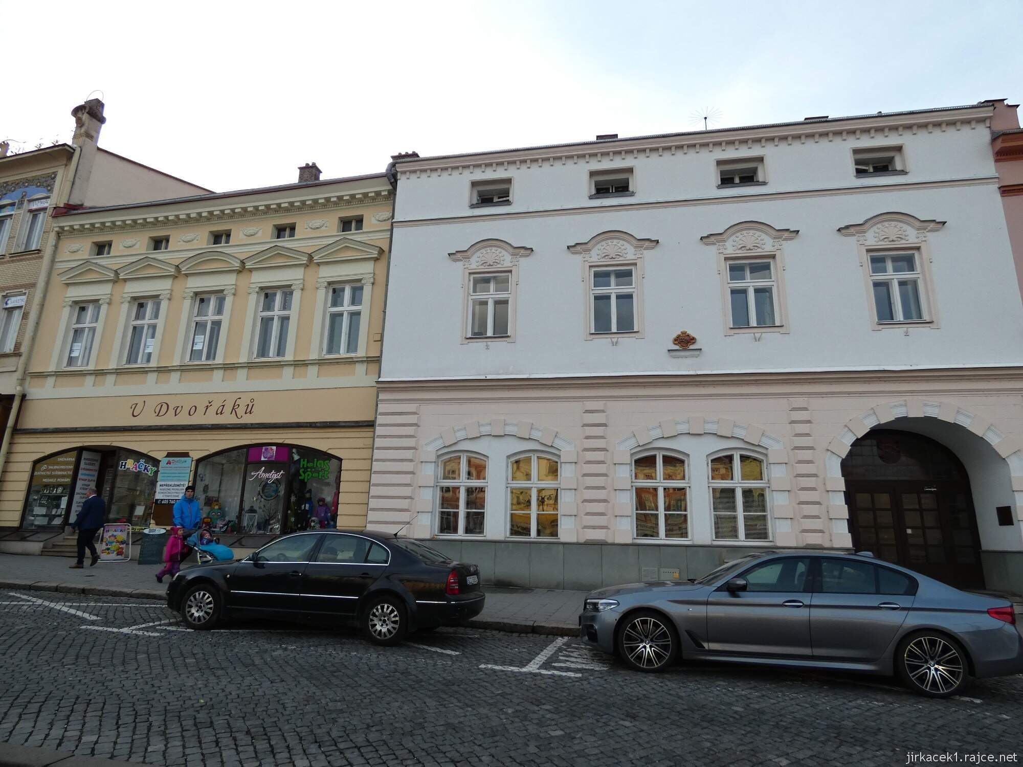 I - Valašské Meziříčí - náměstí 04 - vpravo dům č.5 a vlevo dům č.6 U Dvořáků