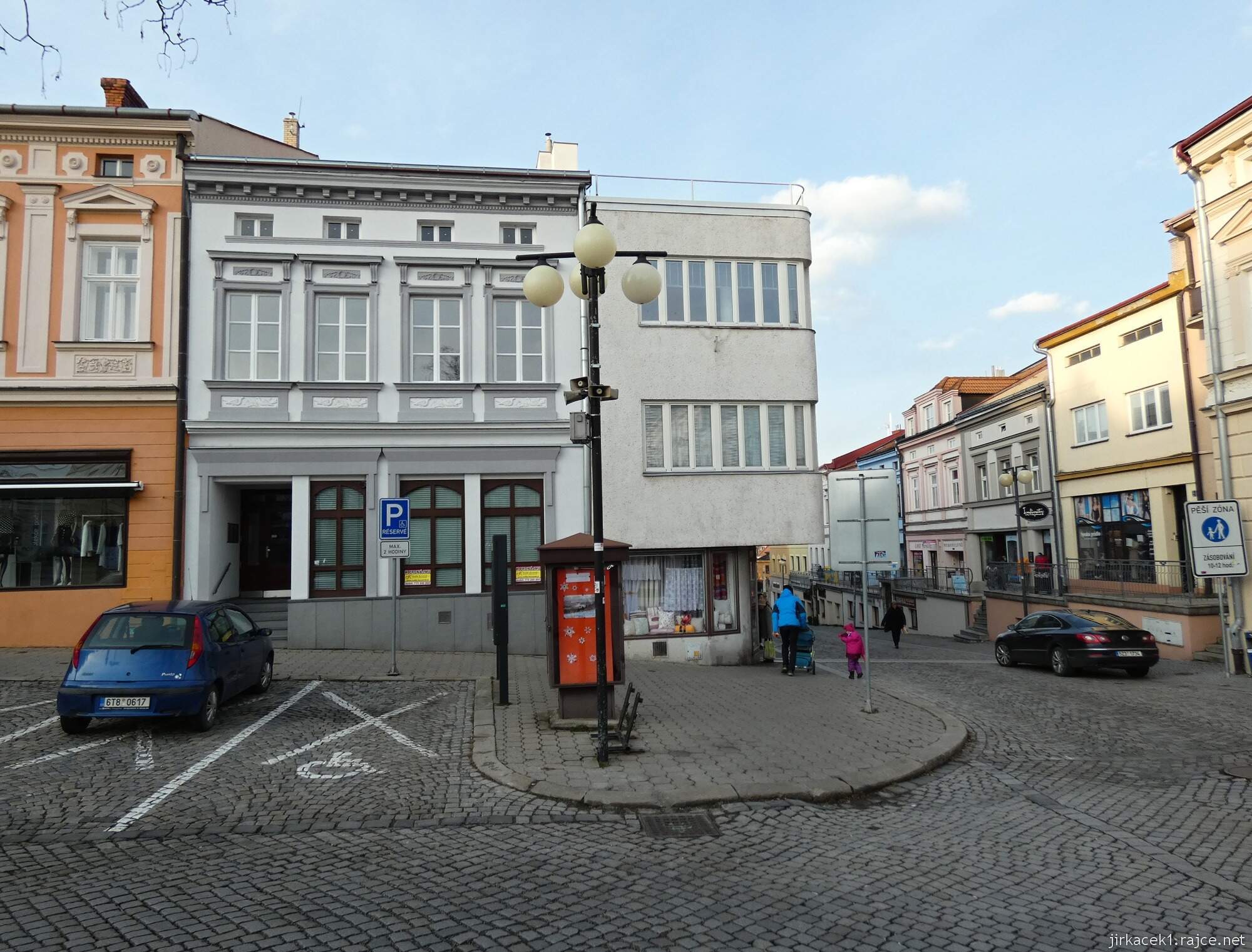 I - Valašské Meziříčí - náměstí 16 - vpravo nárožní dům č.1 v Mostní ulici a vlevo č.28
