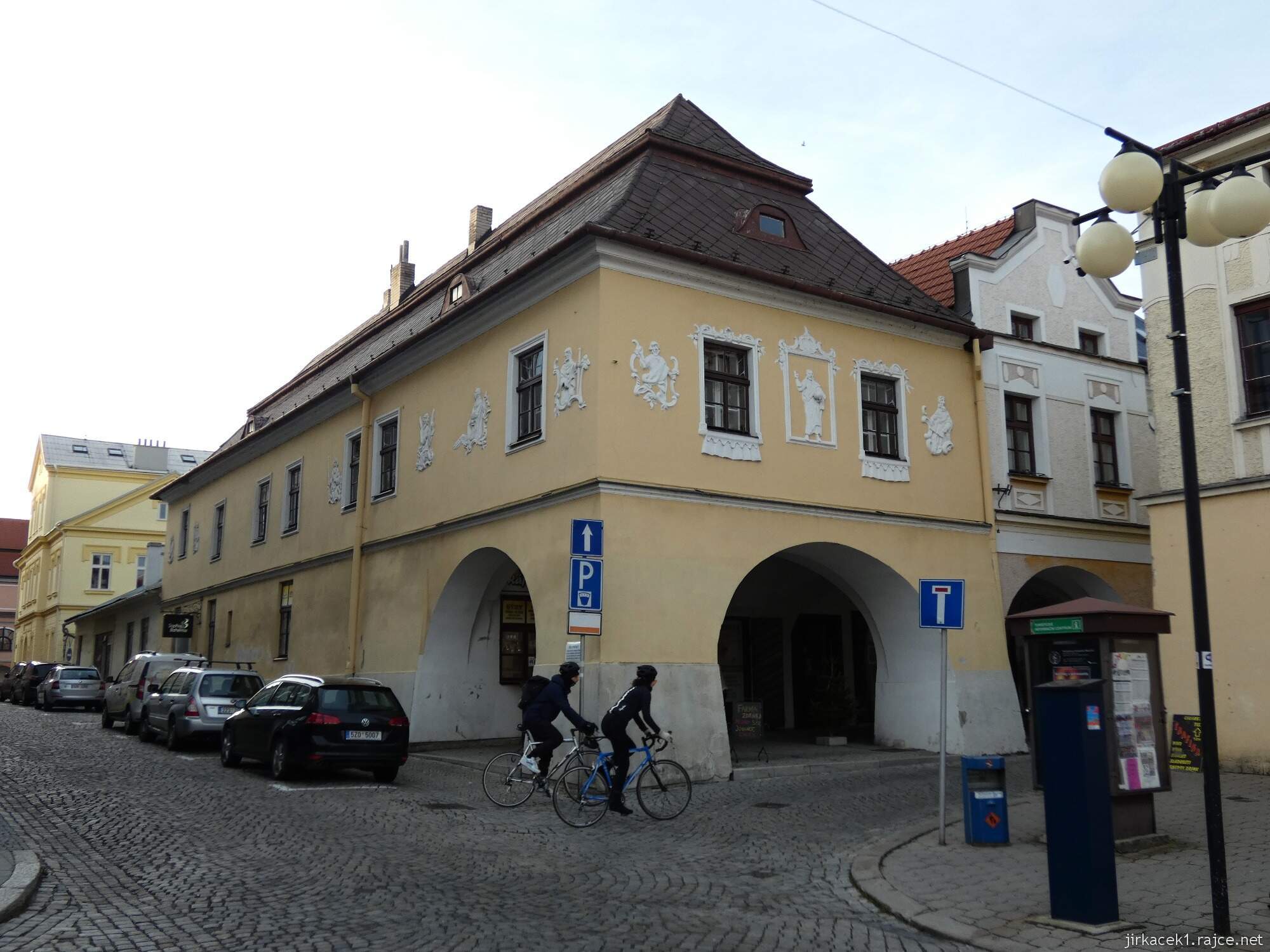 I - Valašské Meziříčí - náměstí 19 - dům s podloubím na nároží č.33